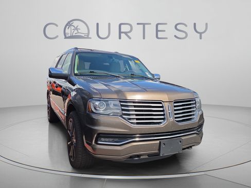 Used 2016 Lincoln Navigator Reserve AWD/4WD image 3
