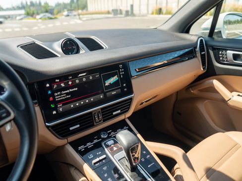 Certified 2022 Porsche Cayenne AWD/4WD image 15