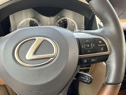 Used 2020 Lexus LX 570 4WD w/ Luxury Package image 27