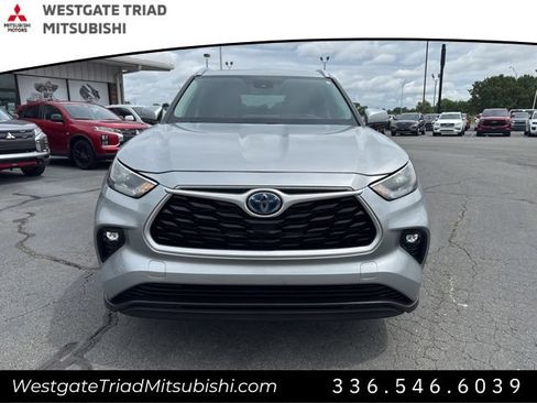 Used 2024 Toyota Highlander XLE AWD/4WD image 2