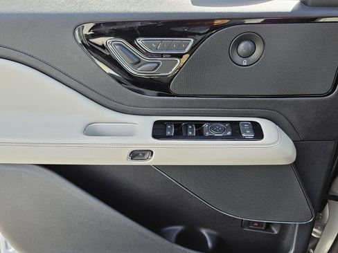 Used 2025 Lincoln Aviator Reserve image 32