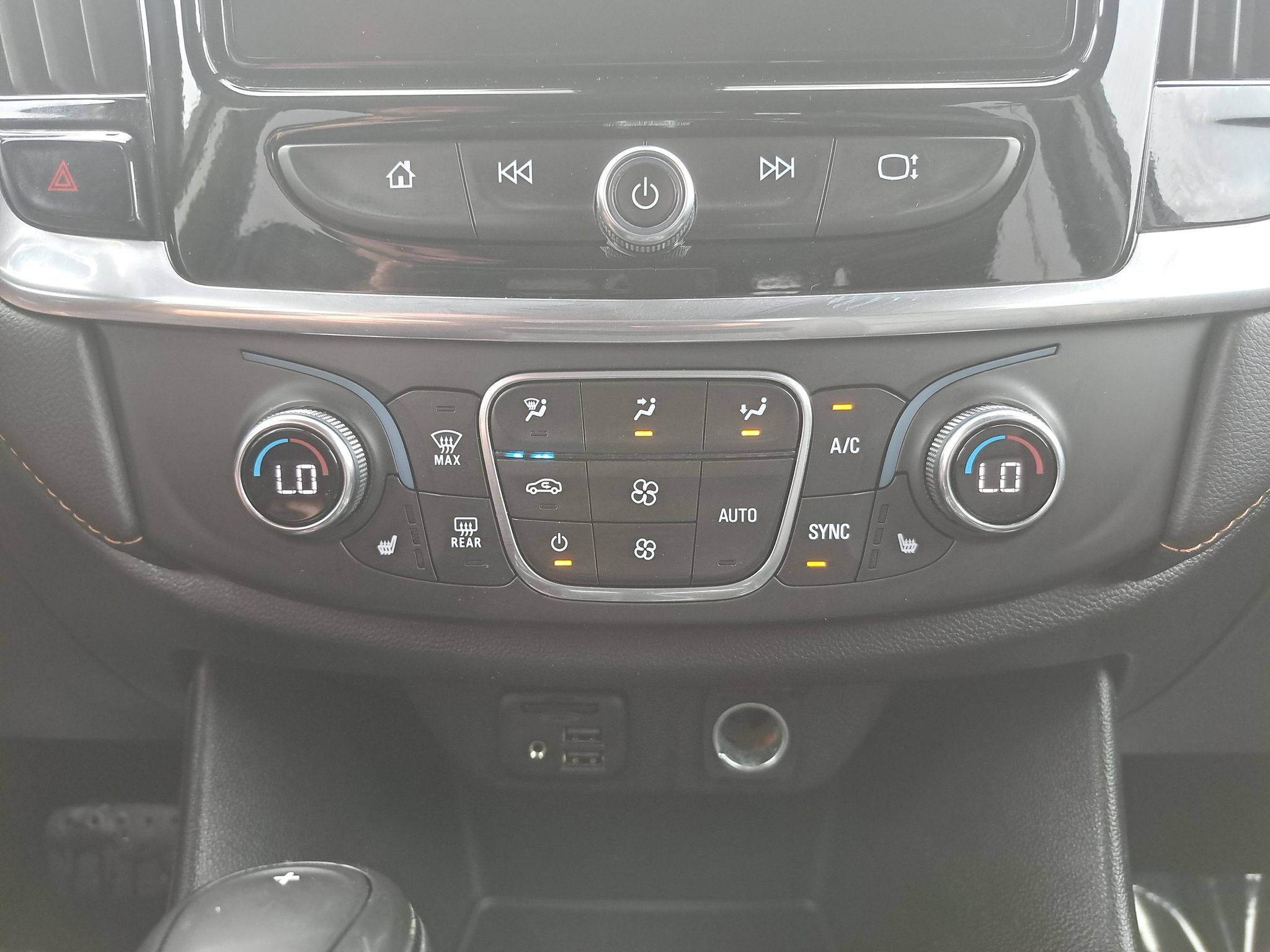 Used 2020 Chevrolet Traverse LT w/ LT Premium Package AWD/4WD image 23