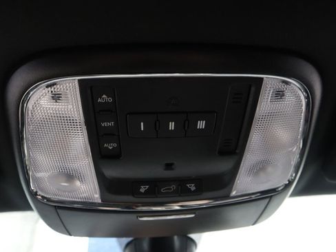 Used 2017 Jeep Grand Cherokee Limited image 35