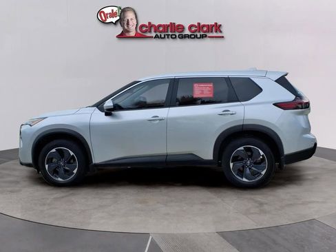Used 2024 Nissan Rogue SV FWD image 2