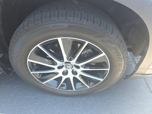 Used 2017 Toyota Highlander SE FWD image 12