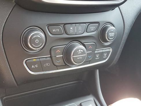 Used 2020 Jeep Cherokee Limited AWD/4WD image 28