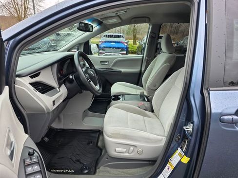 Used 2017 Toyota Sienna LE image 16