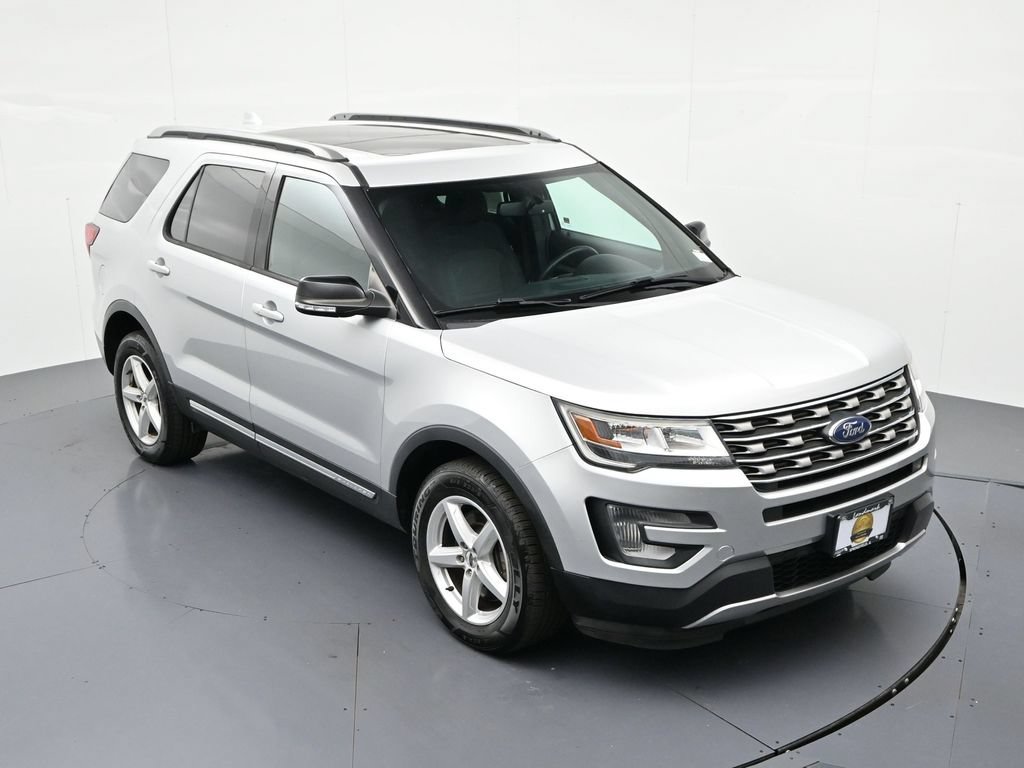 Used 2017 Ford Explorer XLT w/ Equipment Group 201A AWD/4WD image 16