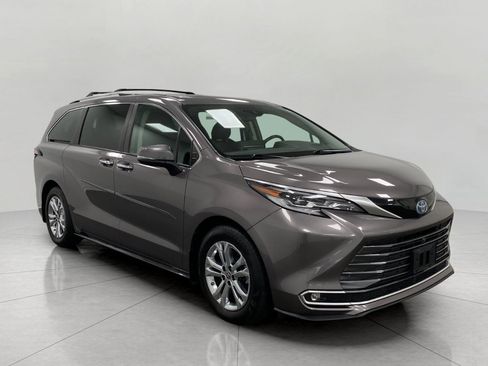 Used 2022 Toyota Sienna Platinum AWD/4WD image 1