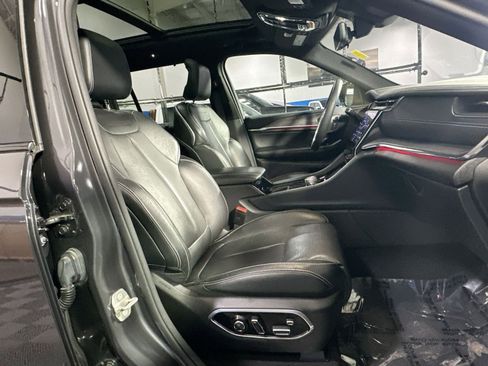 Used 2023 Jeep Grand Cherokee Overland w/ Luxury Tech Group IV image 38