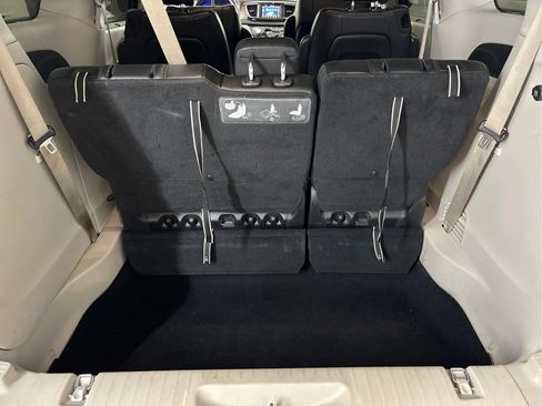 Used 2019 Chrysler Pacifica Touring-L FWD image 16