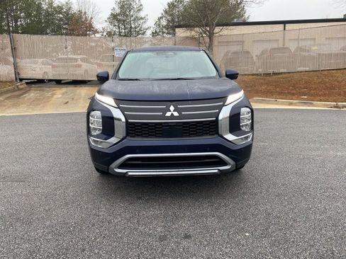 Used 2025 Mitsubishi Outlander SE image 2