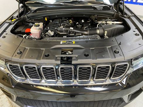 Used 2024 Jeep Grand Cherokee Limited AWD/4WD image 9