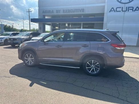 Used 2017 Toyota Highlander XLE AWD/4WD image 4