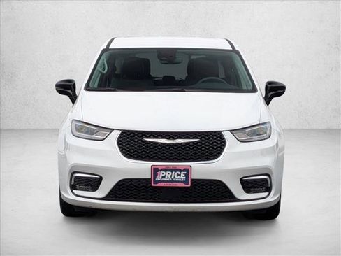 Used 2024 Chrysler Pacifica Select image 2