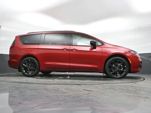 New 2026 Chrysler Pacifica Select w/ S Appearance Package FWD image 40