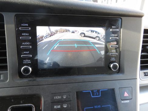 Used 2020 Toyota Sienna L image 17