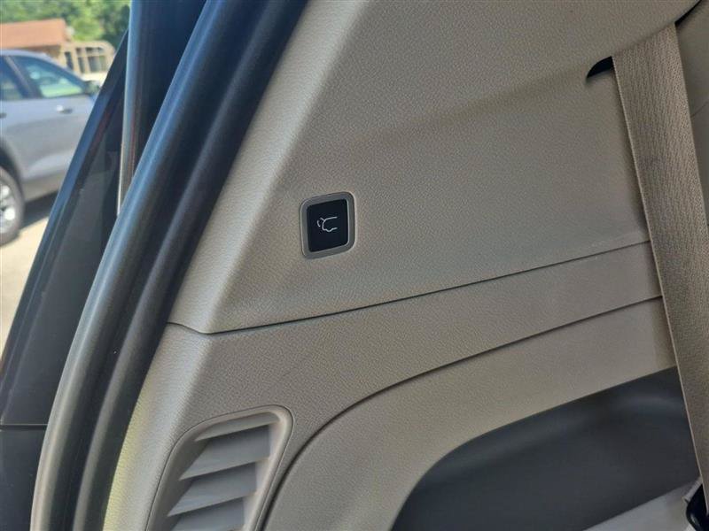 Used 2023 Chrysler Pacifica Touring-L FWD image 31