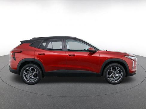 Used 2025 Chevrolet Trax LT FWD image 10