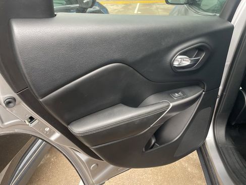 Used 2019 Jeep Cherokee Limited image 10