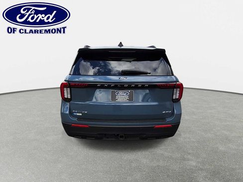 Used 2025 Ford Explorer Active AWD/4WD image 7