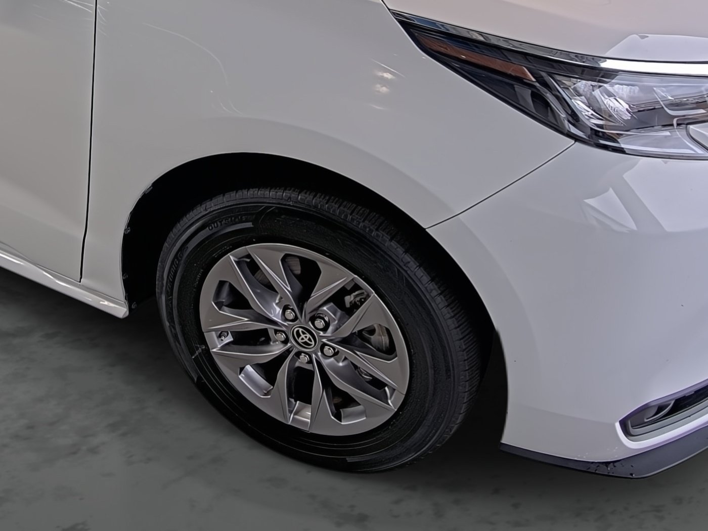 Used 2025 Toyota Sienna LE FWD image 16