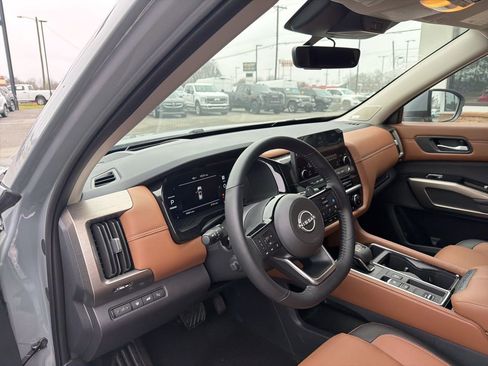 Used 2025 Nissan Pathfinder Platinum image 4