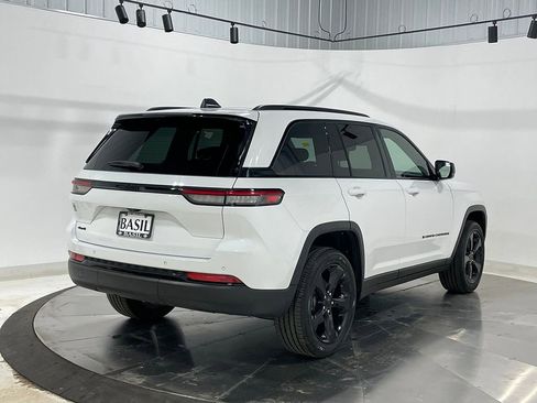 Used 2023 Jeep Grand Cherokee Altitude image 11