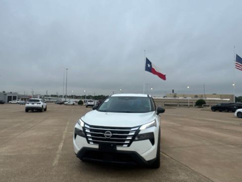 Used 2024 Nissan Rogue S AWD/4WD image 6