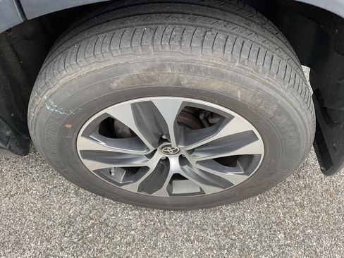 Used 2023 Toyota Highlander XLE image 6