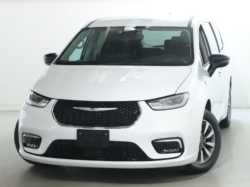 Used 2024 Chrysler Pacifica Limited FWD image 3