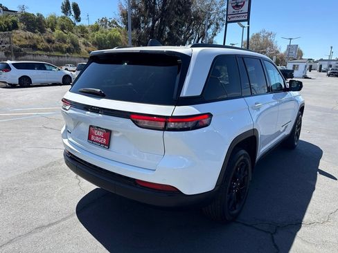 Certified 2024 Jeep Grand Cherokee Altitude AWD/4WD image 9