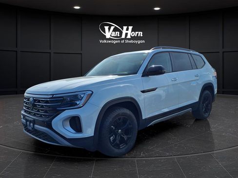 Used 2024 Volkswagen Atlas Peak Edition SE image 3