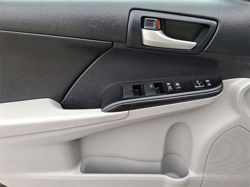 Used 2013 Toyota Camry LE image 12