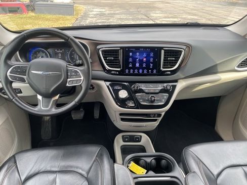Used 2017 Chrysler Pacifica Touring-L image 3