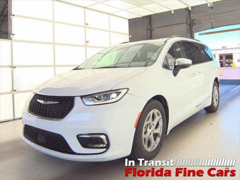 Used 2023 Chrysler Pacifica Limited FWD image 2