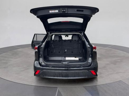 Used 2023 Toyota Highlander L image 33