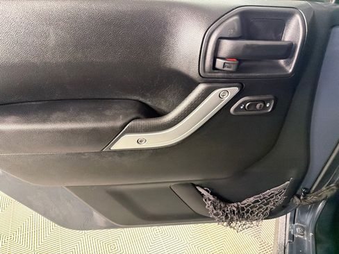 Used 2016 Jeep Wrangler Unlimited Rubicon w/ Connectivity Group image 11