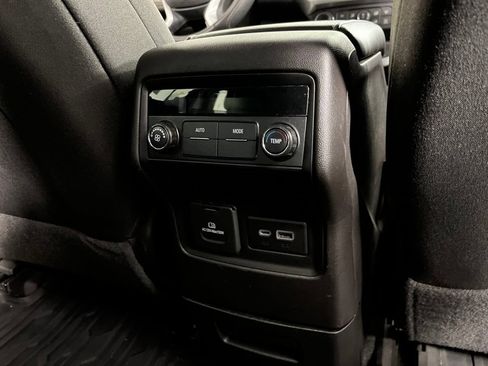 Used 2022 GMC Acadia SLE w/ Driver Convenience Package FWD image 23