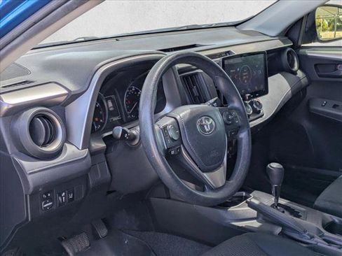 Used 2018 Toyota RAV4 LE FWD image 10