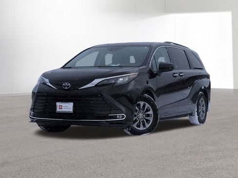 Certified 2024 Toyota Sienna XLE image 1