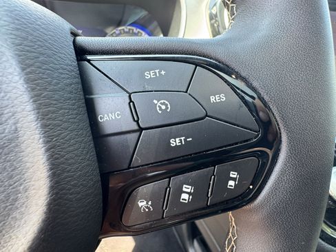 Used 2025 Chrysler Pacifica Limited FWD image 32