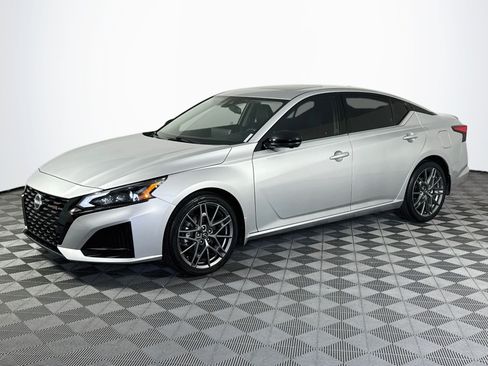 Used 2023 Nissan Altima 2.0 SR FWD image 4