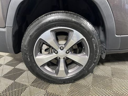 Certified 2019 Jeep Cherokee Limited w/ Luxury Group AWD/4WD image 13