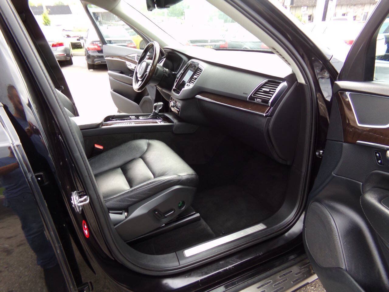 Used 2016 Volvo XC90 T6 Momentum w/ Momentum Plus Package AWD/4WD image 28