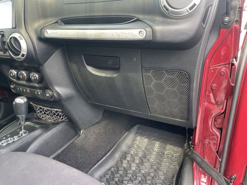 Used 2013 Jeep Wrangler Unlimited Rubicon w/ Connectivity Group AWD/4WD image 30