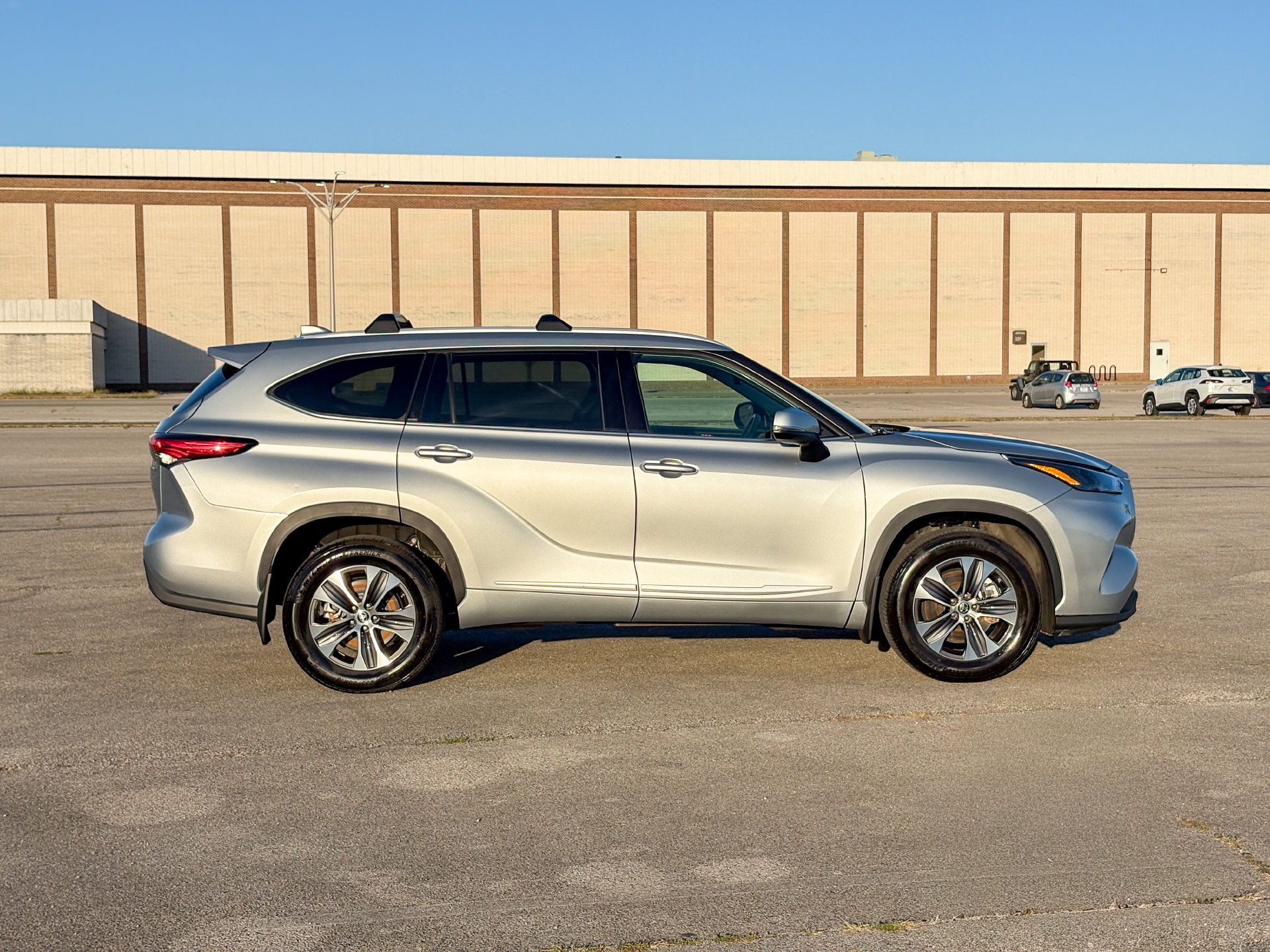 Used 2022 Toyota Highlander XLE AWD/4WD image 14