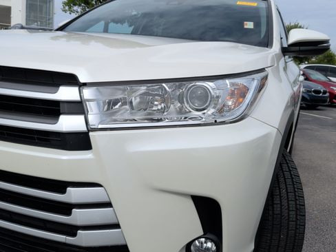 Used 2019 Toyota Highlander XLE AWD/4WD image 3