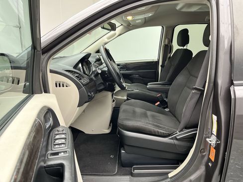 Used 2020 Dodge Grand Caravan SE w/ UConnect Hands-Free Group FWD image 3