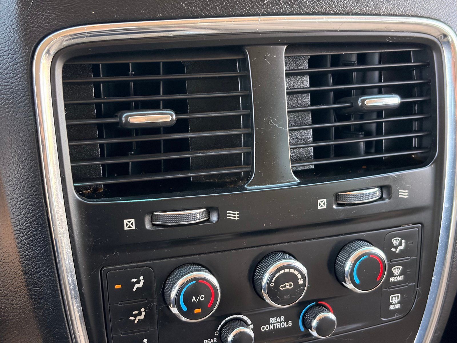 Used 2015 Dodge Grand Caravan SXT w/ UConnect Hands-Free Group FWD image 20